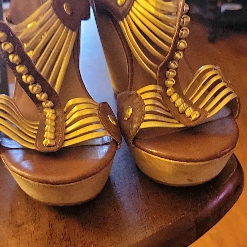 Steve Madden Tuscaan leather brown gold strappy platform wedge sandals 8.5M EUC…